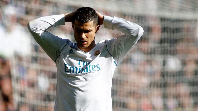 Ronaldo thua sấp mặt Messi: Cái giá của sự kiêu ngạo