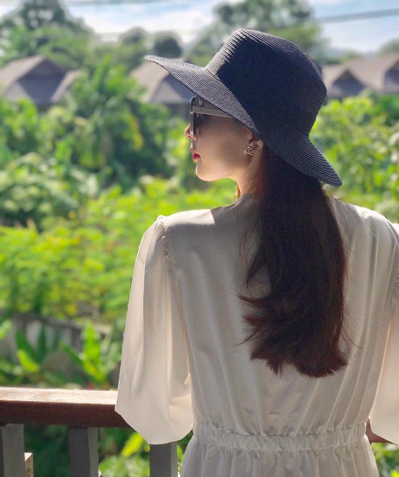 Hoa hậu Đặng Thu Thảo chào: 