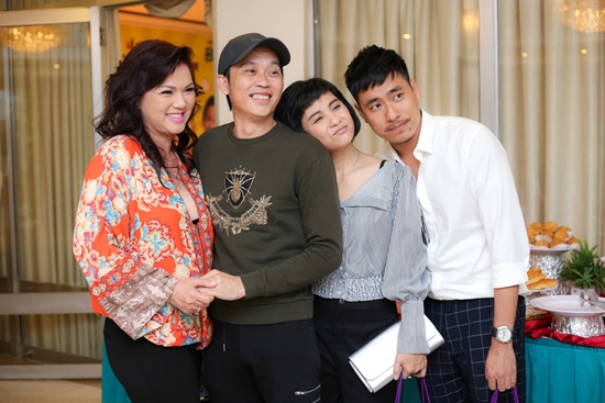 Vợ danh hài Chí Tài (trái) và Cát Phượng, Kiều Minh Tuấn đến chúc mừng nghệ sĩ Hoài Linh.