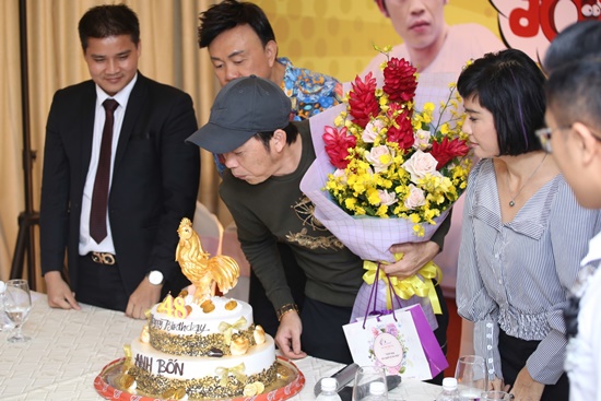 Buổi tiệc sinh nhật bất ngờ mọi người dành cho danh hài Hoài Linh.