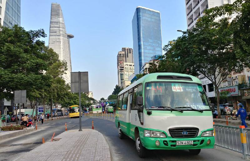 Trạm xe buýt Bến Thành nằm trên tuyến đường Hàm Nghi, một trong những con đường đắt nhất Sài Gòn, vừa khai trương với tổng diện tích 5.600 m2, tổng kinh phí xây dựng hơn 8,5 tỷ đồng, phục vụ 33 tuyến mỗi ngày 