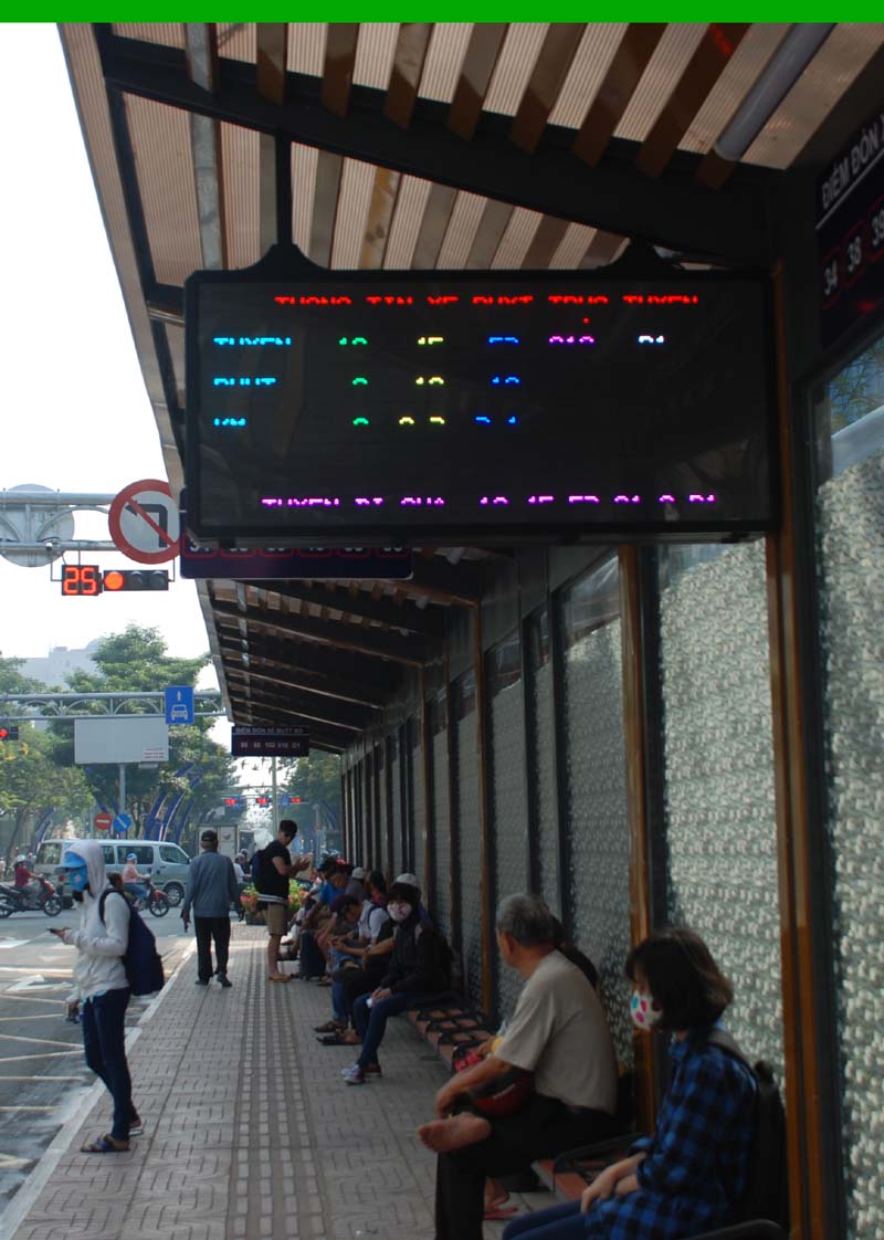 Không chỉ có chỗ ngồi thoáng mát, hành khách có thể tra thông tin tuyến xe buýt trên các màn hình điện tử 