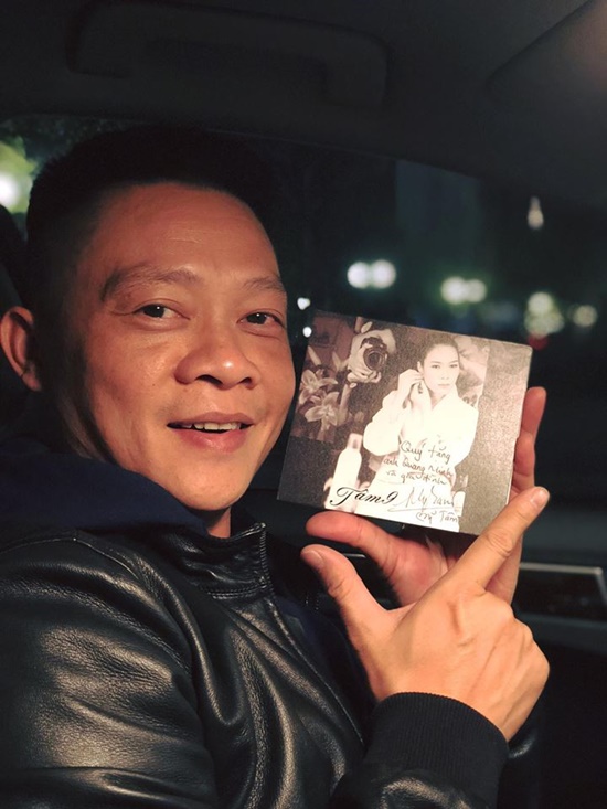 Quang Minh khoe ảnh nhận quà giáng sinh sớm là đĩa album mới nhất của Mỹ Tâm trên trang cá nhân.