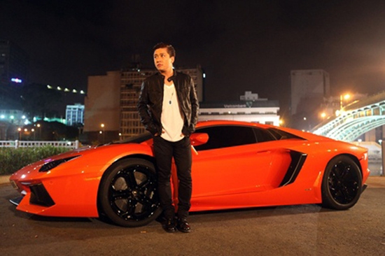 Khán giả Hà thành biết đến Tuấn Hưng như một tay chơi xe vào hàng khét tiếng. Đầu tiên trong bộ sưu tập là chiếc Lamborghini Aventador LP700-4 siêu sang trị giá đến 25 tỷ mà nhiều người mơ ước.