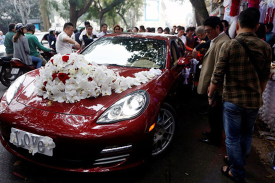 Còn đây là chiếc Porsche Panamera Turbo đỏ chói trị giá gần 10 tỷ đồng, được Tuấn Hưng trưng dụng làm xe cưới, khiến hàng trăm người dân hiếu kỳ.