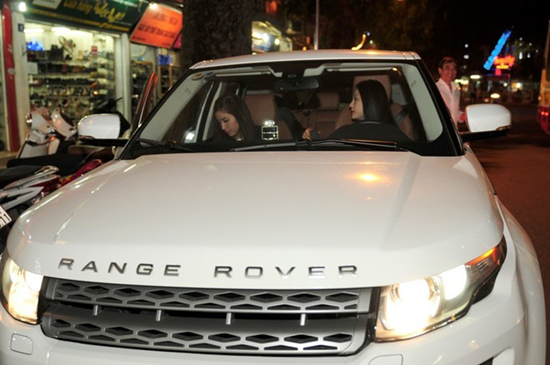 Thời chưa cưới nhau, Tuấn Hưng từng gây sốc khi sắm liền hai chiếc xế hộp Range Rover trị giá khoảng 4 tỷ đồng/chiếc. Anh sử dụng chiếc màu đỏ và tặng chiếc màu trắng cho vợ.