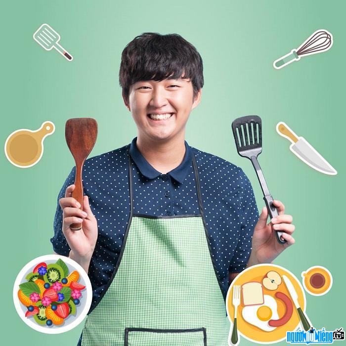 Woossi cũng sở hữu một kênh Youtube về ẩm thực - nơi có hơn 400 nghìn thành viên