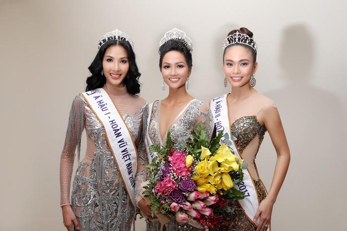 Hai cô học trò của Thanh Hằng cùng với Hoàng Thùy là 3 mỹ nhân danh giá nhất của cuộc thi Hoa hậu Hoàn vũ Việt Nam 2017. Và thú vị hơn, Hoàng Thùy cũng chính là quán quân của cuộc thi Vietnam’s Next Top Model năm 2011.