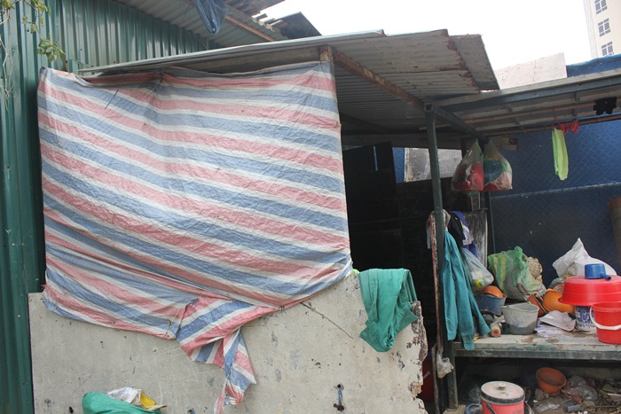 Cảnh tạm bợ của một lán công nhân bên cạnh một công trình chung cư cao cấp ở khu Mỹ Đình, Hà Hội.