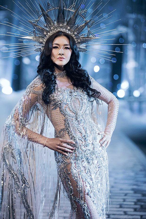 Nữ siêu mẫu hóa nữ thần với chiếc váy ấn tượng nay, chi tiết áo choàng lấp lánh không được Hoàng Thùy trung dụng. Để hình ảnh của cô phù hợp hơn với cuộc thi nhan sắc đình đám như là Hoa hậu Hoàn vũ Việt Nam 2017. 