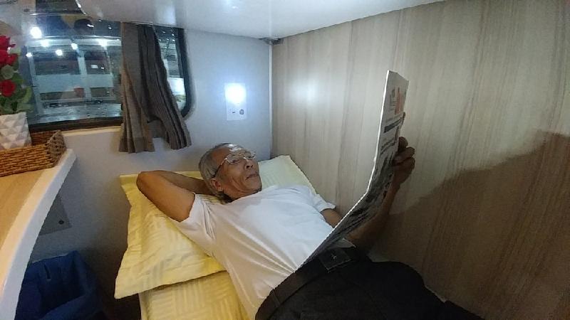 Hành khách Hoàng Xuân Trường (60 tuổi, quê Hà Nam) cho biết: "Chỗ nằm rất rộng rãi, có chỗ để cắm sạc pin điện thoại, máy tính; đèn đọc sách rất tiện lợi cho hành khách"