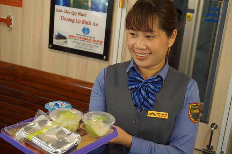 Cùng với toa xe được đóng mới, từ ngày 10/1/2018, Tổng công ty ĐSVN phục vụ suất ăn hàng không miễn phí trên 6 đoàn tàu chất lượng cao. Đây là một trong số các dịch vụ mới mà đường sắt phối hợp với Công ty CP Dịch vụ hàng không sân bay Tân Sơn Nhất (SASCO) thực hiện.