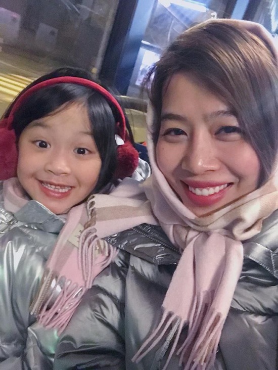 BTV Diệp Chi và con gái chào tạm biệt nước Áo để chuẩn bị bay về Việt Nam sau chuyến du lịch dài ngày. Cô viết: “Hai đứa toe toét trên chuyến xe bus đêm cuối cùng trước khi rời Salzburg”.