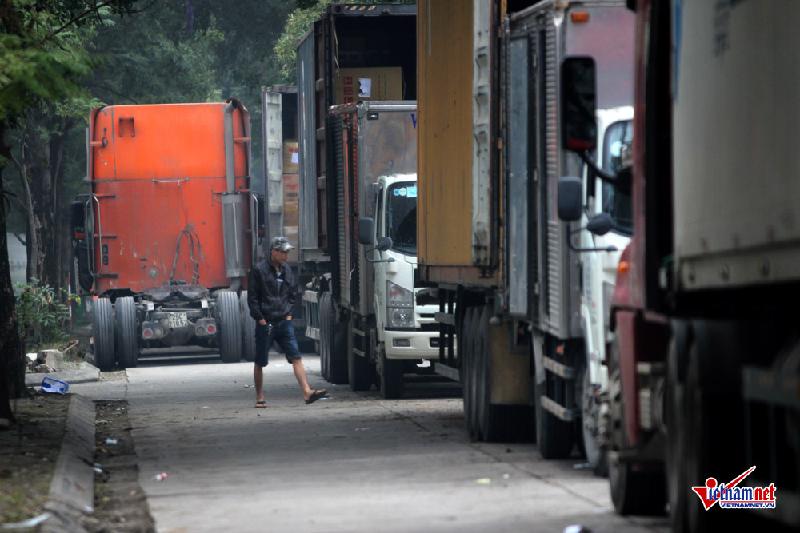 Hình ảnh hàng dài xe container không còn lạ lẫm với cư dân khu phố Trần Thủ Độ