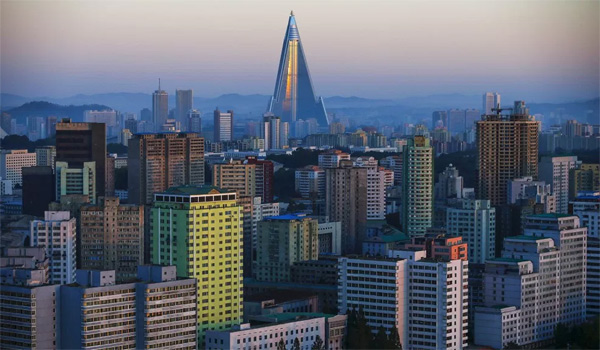 Khung cảnh yên ả ở thủ đô Bình Nhưỡng, với khách sạn Ryugyong 105 tầng nằm phía sau những tòa chung cư. (Ảnh: Reuters)
