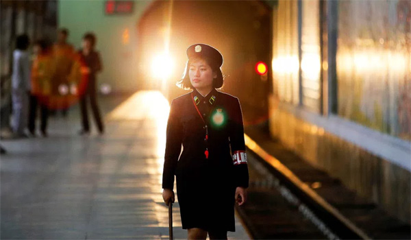 Một công nhân tàu điện ngầm bước đi sau khi một tàu rời nhà ga ở Bình Nhưỡng. (Ảnh: Reuters)