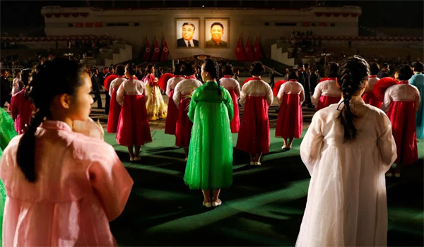 Người dân tham gia màn nhảy múa tập thể kỷ niệm ngày sinh lần thứ 105 của cố lãnh tụ Kim Nhật Thành ở Bình Nhưỡng. (Ảnh: Reuters)
