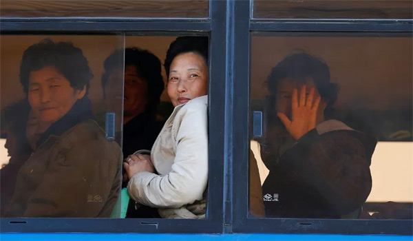 Các nữ hành khách biểu lộ cảm xúc trên xe buýt ở Bình Nhưỡng. (Ảnh: Reuters)