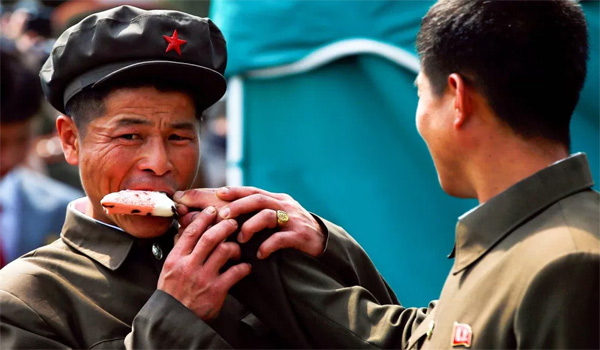 Hai người đàn ông ăn chung kem ở Bình Nhưỡng. (Ảnh: Reuters)