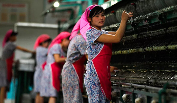 Các lao động làm việc ở Nhà máy Lụa Kim Jong-suk ở Bình Nhưỡng. (Ảnh: Reuters)