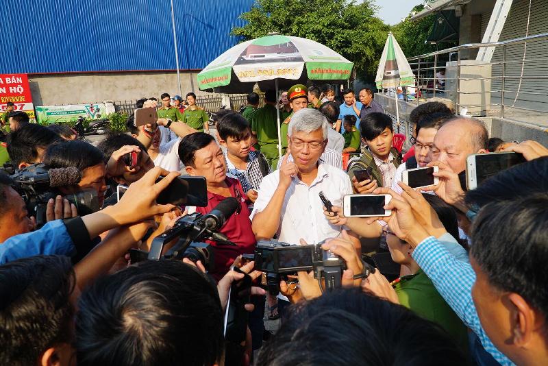  Ông Võ Văn Hoan - Chánh văn phòng UBND TP họp báo nhanh với các phóng viên tại hiện trường 