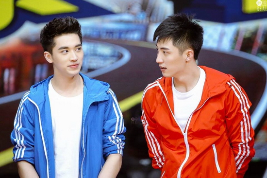 Hoàng Cảnh Du (áo đỏ) bên cạnh bạn diễn Hứa Ngụy Châu trong buổi quảng bá Thượng Ẩn
