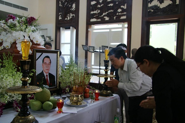 Sáng nay cơ quan chức năng và gia đình làm lễ nhập quan cho cố Thủ tướng Phan Văn Khải tại nhà riêng ở xã Tân Thông Hội, huyện Củ Chi. 