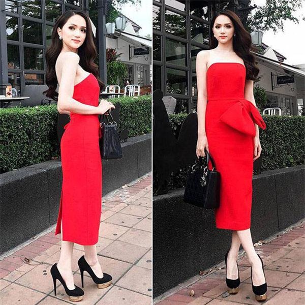 Ngày đầu tiên Hương Giang tham dự sự kiện tại cuộc đua nhan sắc của Hoa hậu chuyển giới 2018, cô đã chọn ngay chiếc váy đỏ tinh giản mà vô cùng nổi bật.