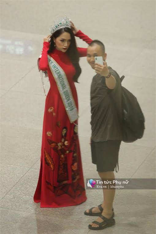 Hoa hậu Hương Giang trở về nước với tà áo dài đỏ của NTK Đinh Văn Thơ.