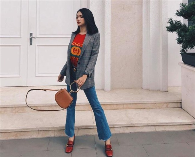 Áo thu và giày Gucci xa hoa tông màu đỏ được cô kết hợp với jeans để dạo phố.