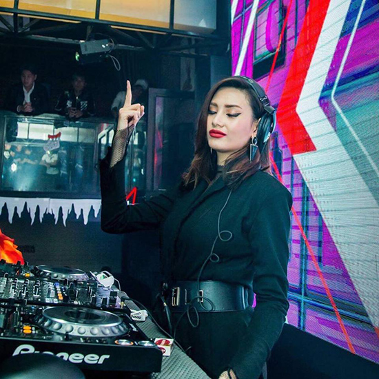 Siêu mẫu Võ Hoàng Yến cá tính trong hình ảnh một DJ. Đây cũng là đam mê lớn của Võ Hoàng Yến bên cạnh sàn catwalk. Cô cho biết sẽ cho ra một sản phẩm DJ để chiều lòng fan.