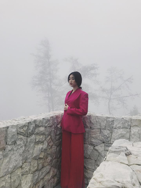  Hoa hậu Đỗ Mỹ Linh xinh đẹp và nổi bật giữa Sapa mờ sương. Bức ảnh “sang chảnh” không kém khung cảnh châu Âu cổ điển.