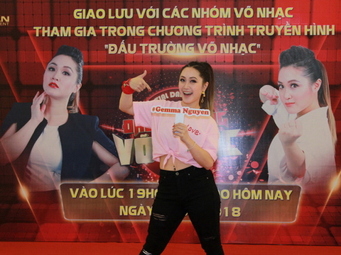 Chuyên gia võ thuật Hollywood Gemma Nguyễn múa côn điêu luyện tại buổi giao lưu cùng fan Việt