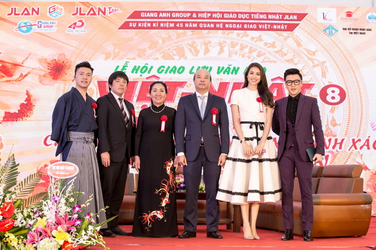 Phạm Hương cũng tham gia chụp hình lưu niệm và nán lại giao lưu cùng các khách mời tại chương trình.