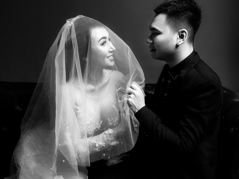Bộ ảnh cưới ấn tượng của Khắc Việt và vợ DJ sexy