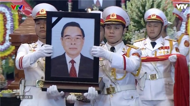 Di ảnh và linh cữu của nguyên Thủ tướng Phan Văn Khải được đội tiêu binh di chuyển lên linh xa. 