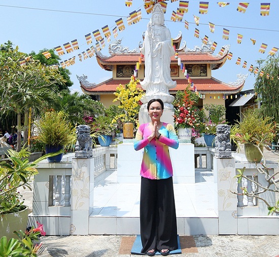 Việt Hương cùng 350 phật tử đến thăm các ngôi chùa ở Bình Phước để cầu mọi điều an lành những ngày đầu tháng 2 âm lịch.