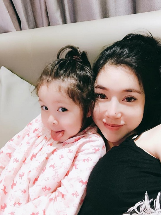 Elly Trần khoe nhan sắc xinh đẹp bên con gái đáng yêu.