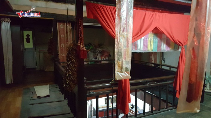 Tầng 2 cũng là không gian được dùng để thờ cúng. Nếu như ở tầng 1 là bàn thờ gia tiên thì ở đây gia chủ bố trí một bàn thờ Phật.