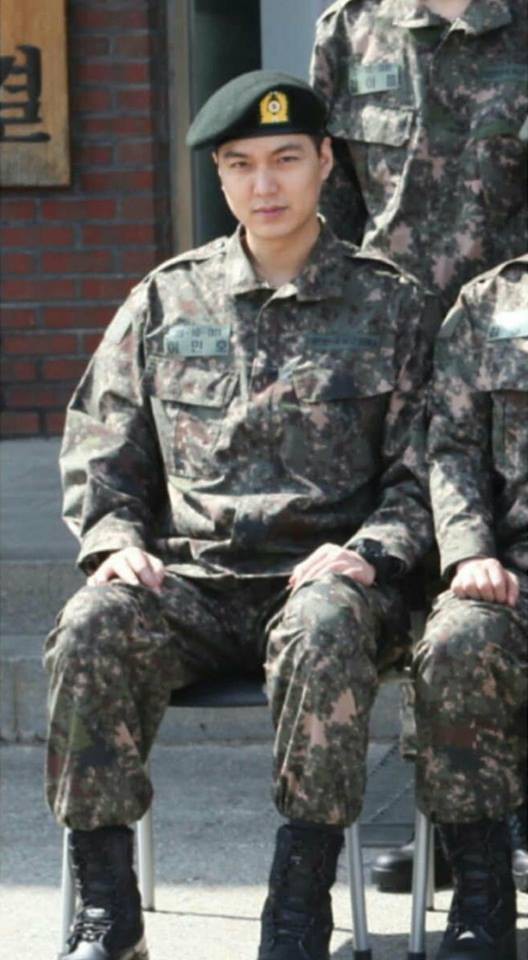 Hình ảnh mới nhất của Lee Min Ho trong quân ngũ. Anh chuyển công tác từ Văn phòng quận Gangnam sang Trung tâm huấn luyện Nonsan để tham gia khóa huấn luyện cơ bản kéo dài 4 tuần