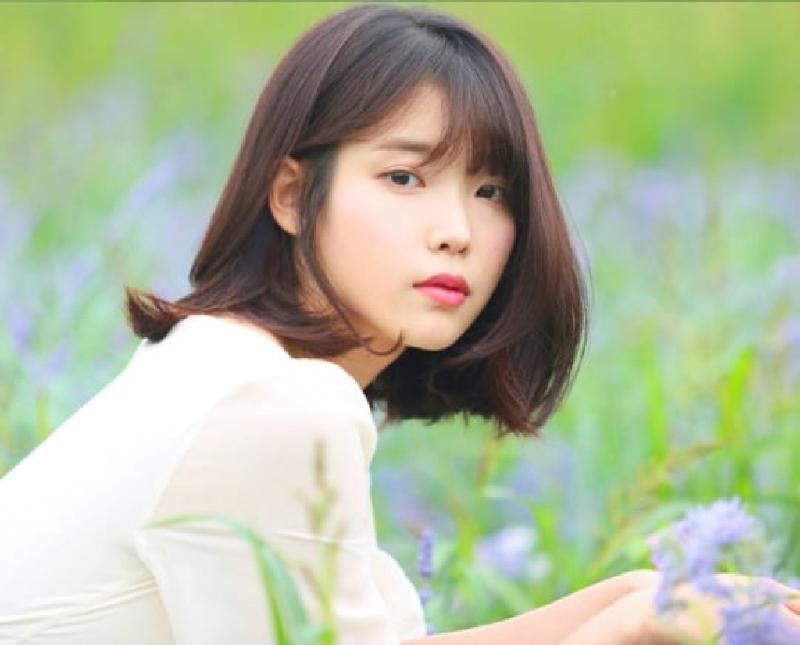 IU ủng hộ 50 triệu won (1,2 tỷ đồng) cho Hiệp hội người khiếm thính Hàn Quốc sau khi tham gia bộ phim “My Ajusshi”. Trong phim cô vào vai một cô gái nghèo sống cùng người bà bị khiếm thính