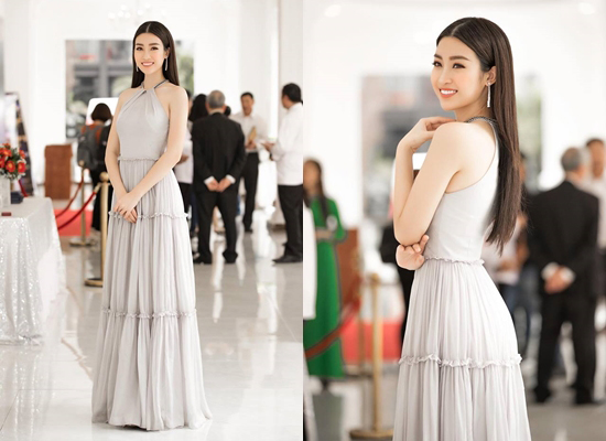 Hoa hậu Việt Nam 2016 Đỗ Mỹ Linh tỏ ra ưu ái tone màu pastel. Mỹ Linh xuất hiện với chiếc đầm dạ hội màu tím thiết kế đơn giản, khoe vẻ đẹp dịu dàng.