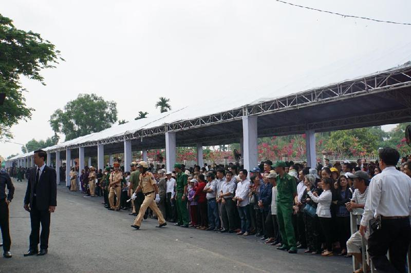 Từ sáng sớm, hàng nghìn người đã đổ về tư gia của nguyên Thủ tướng Phan Văn Khải ở ấp Chánh, xã Tân Thông Hội, huyện Củ Chi (TP.HCM)