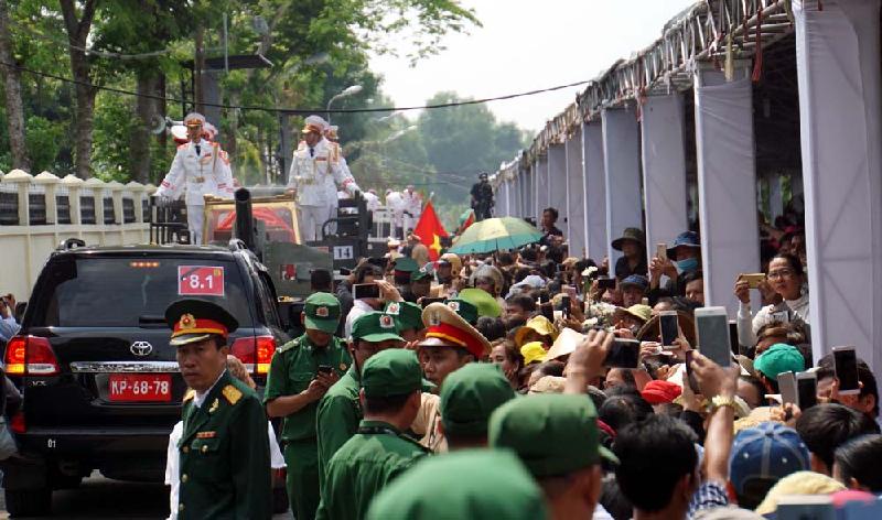 Đoàn xe đưa linh cữu nguyên Thủ tướng qua đoạn đường trước nhà ông