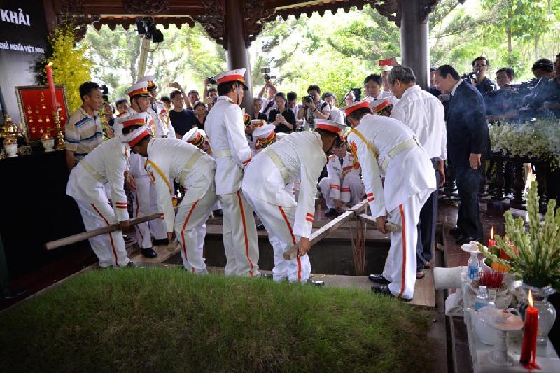 Đúng 10h40, lễ an táng nguyên Thủ tướng Phan Văn Khải bắt đầu. Linh cữu của ông được đưa xuống huyệt mộ trong sự tiếc thương vô hạn của người những người ở lại.