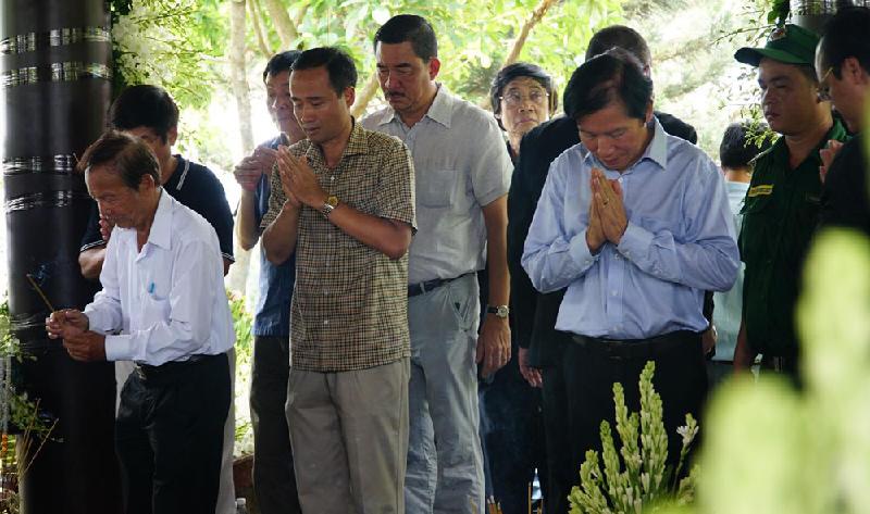 Đông đảo người dân vào viếng nguyên Thủ tướng Phan Văn Khải, người con ưu tú của 'đất thép thành đồng'.