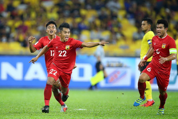 Tuyển Lào (áo đỏ) dẫn bàn trước nhưng lại thua ngược trước Malaysia.Ảnh: AFF