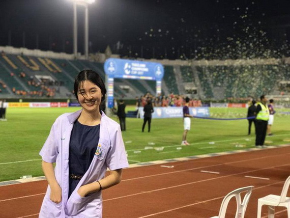 Nữ bác sỹ Thái Lan gây sốt tại AFF Cup vì quá xinh đẹp, duyên dáng!