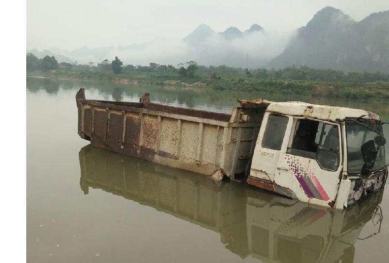 Vị trí các phương tiện bơi trong nước thuộc bãi Gò Khai, xã Cẩm Thành.