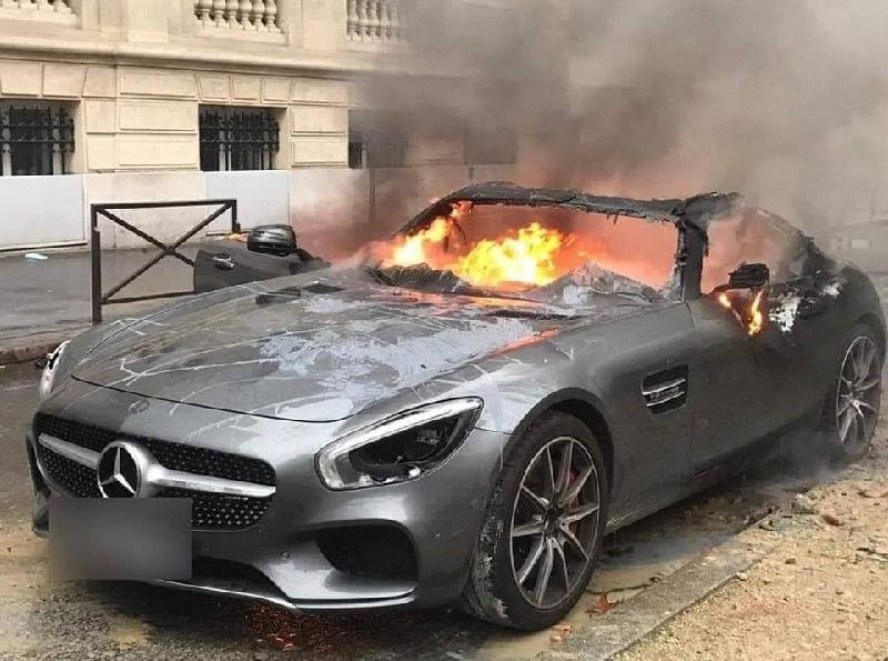 Bạo động ở Pháp, Porsche, Mercedes bị phá hủy không thương tiếc